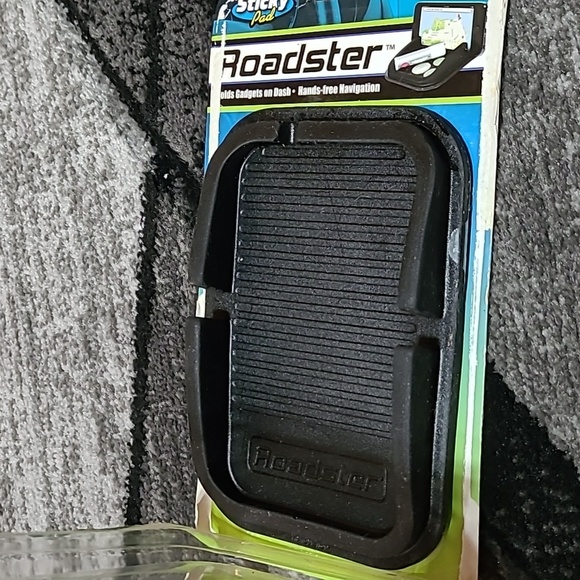 ROADSTER HOLDS GADGETS HANDS-FREE SMARTPHONE NAVIGATION - Picture 7 of 10
